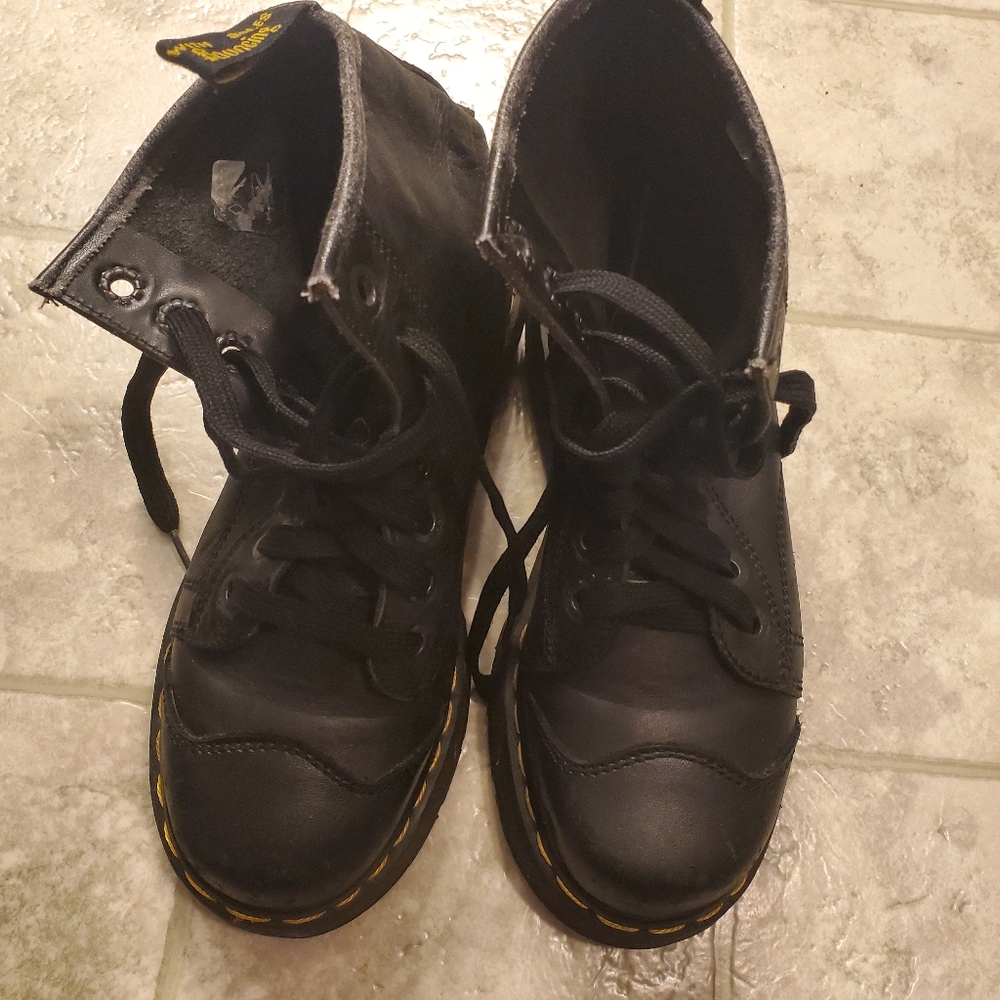 Dr. Martens woman boots. Like new. Size 7 US (5UK).